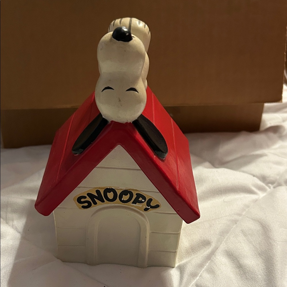 Snoopy Red Doghouse coin bank